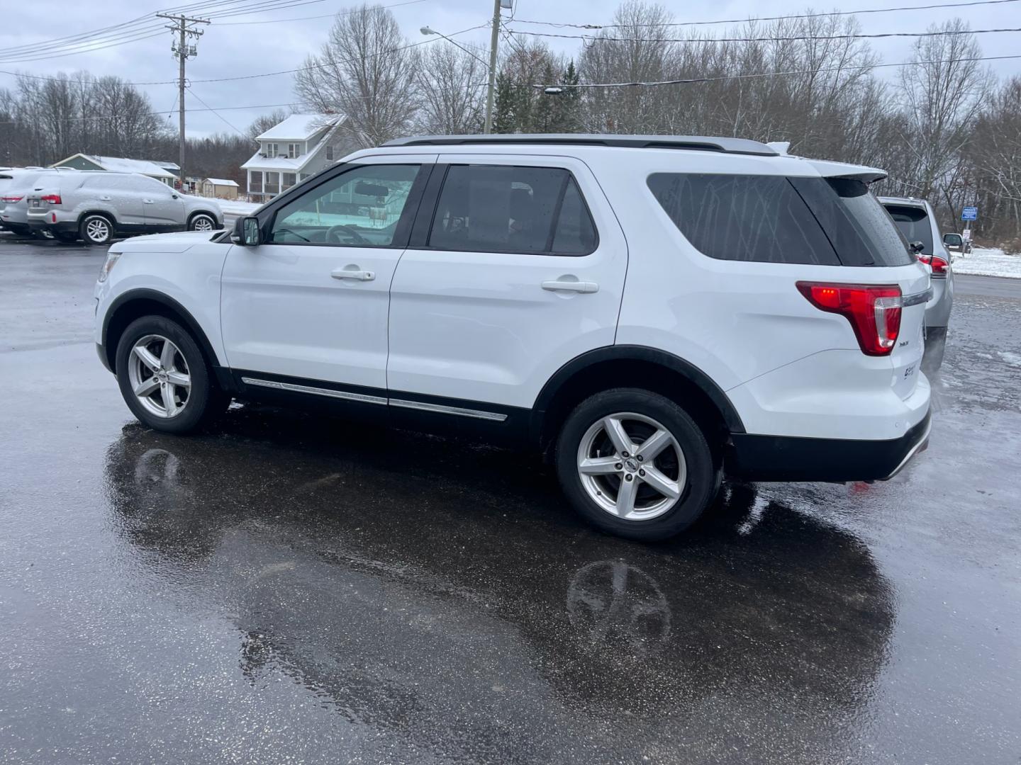 2017 White /Black Ford Explorer XLT 4WD (1FM5K8DH4HG) with an 2.3L I4 DOHC 16V Turbo engine, 6A transmission, located at 547 E. Main St., Orwell, OH, 44076, (440) 437-5893, 41.535435, -80.847855 - Photo#12